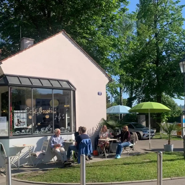 Rund ums Café wird bei strahlendem Sonnenschein die Natur und die Dolce Vita genossen