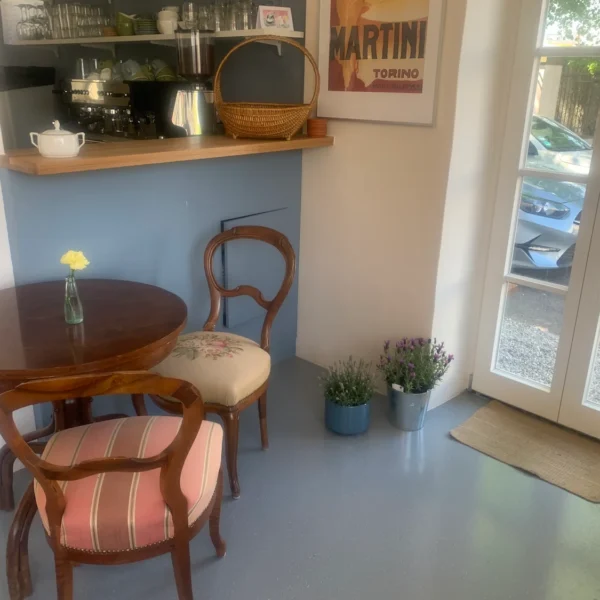 Der Hinterausgang vom Café wird von frischen Blümchen geziert