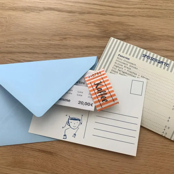 Geschenkgutschein im schönen Umschlag mit Speisekarte, Postkarte und vintage Kaffee-Ticket: das perfekte Geschenk
