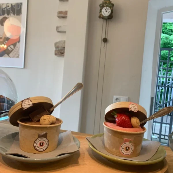 kühles Eis mit frischen Früchten, Schokolade oder Keks für die heiße Jahreszeit, Sommer in Augsburg