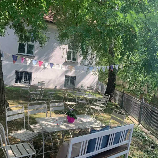 Biergarten / Outdoorbereich mitten im Grünen im Martinipark Augsburg