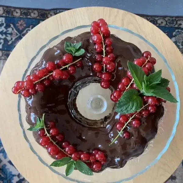 Frischer Marmorkuchen mit zartschmelzender Schokolade und Johannesbeertopping von oben