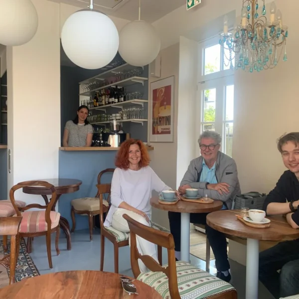 eine nette Familie trifft sich zum Nachmittags-Kaffee im Café Martini