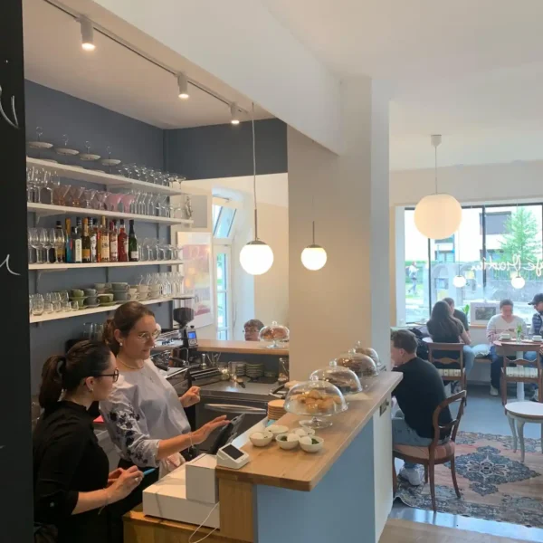 Fleißige Mitarbeiterinnen im Betrieb im Café
