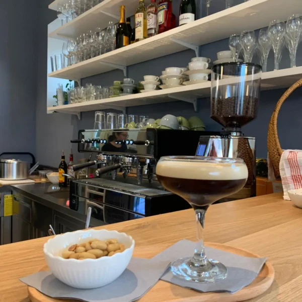 Schicker Cocktail Espresso Martini mit Snacks Nüsschen serviert