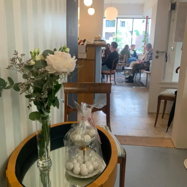 Frische Blumen in Vase auf Anrichte
