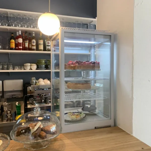 Leckere frische Kuchen und Torten im Kühler an Theke