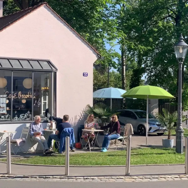Sonne genießen vor Café Martini